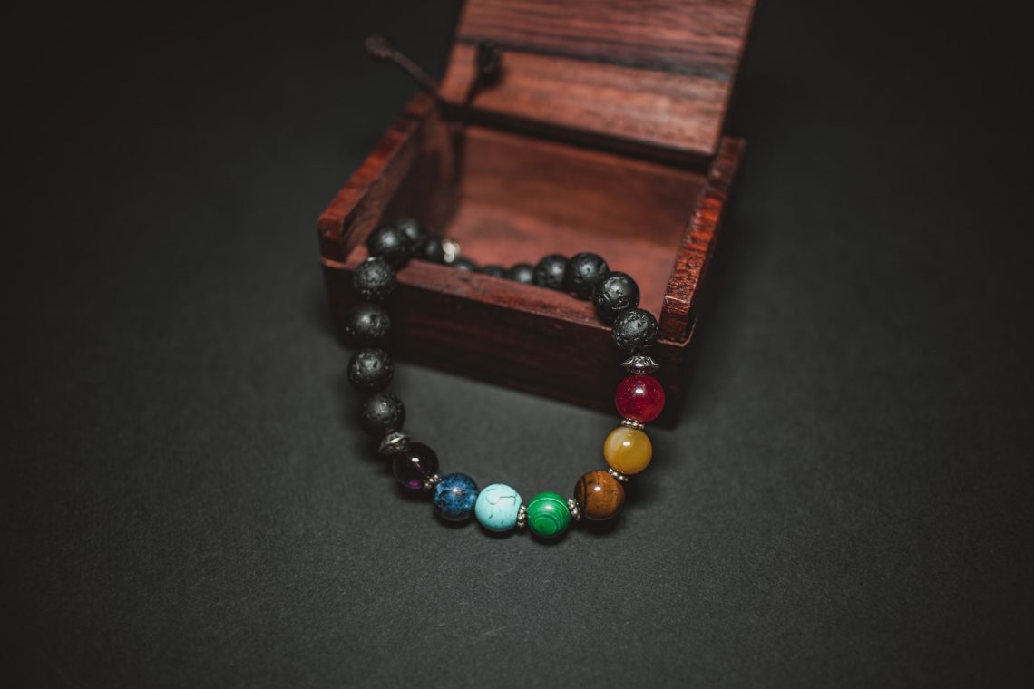 bracelet 7 chakra dans un coffret en bois