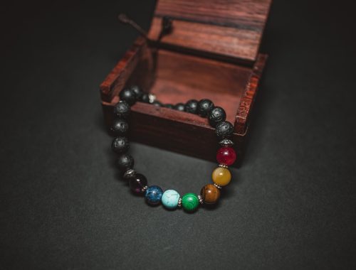 bracelet 7 chakra dans un coffret en bois