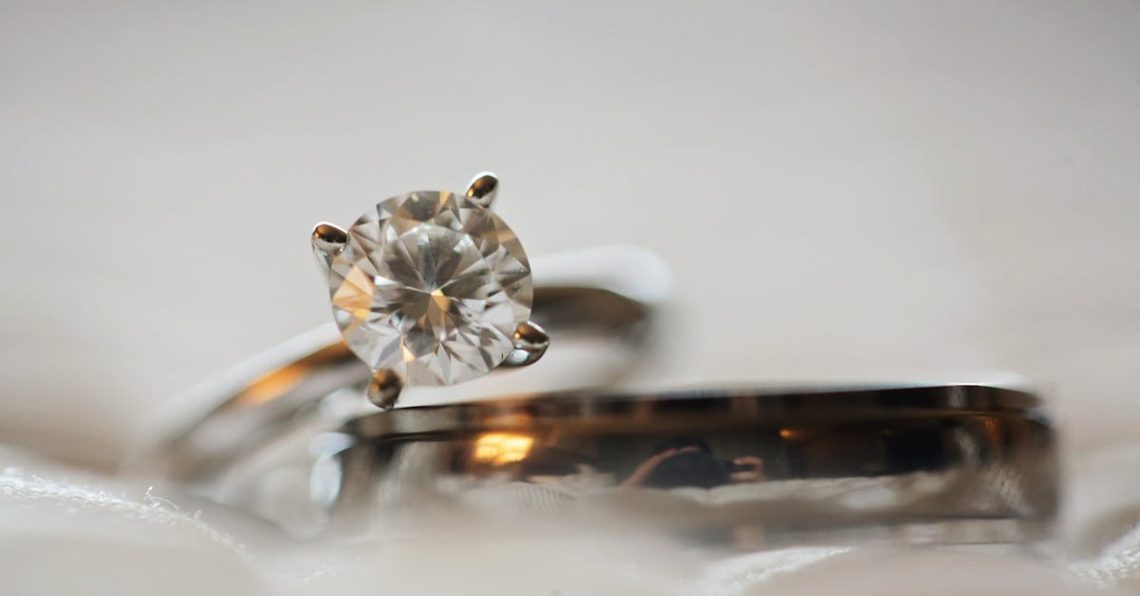 découvrez notre collection de bagues uniques et raffinées, alliant élégance et modernité. que vous cherchiez une bague de fiançailles, un bijou pour des occasions spéciales ou un accessoire au quotidien, trouvez le modèle parfait qui saura sublimer votre style.
