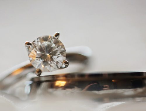 découvrez notre collection de bagues uniques et raffinées, alliant élégance et modernité. que vous cherchiez une bague de fiançailles, un bijou pour des occasions spéciales ou un accessoire au quotidien, trouvez le modèle parfait qui saura sublimer votre style.